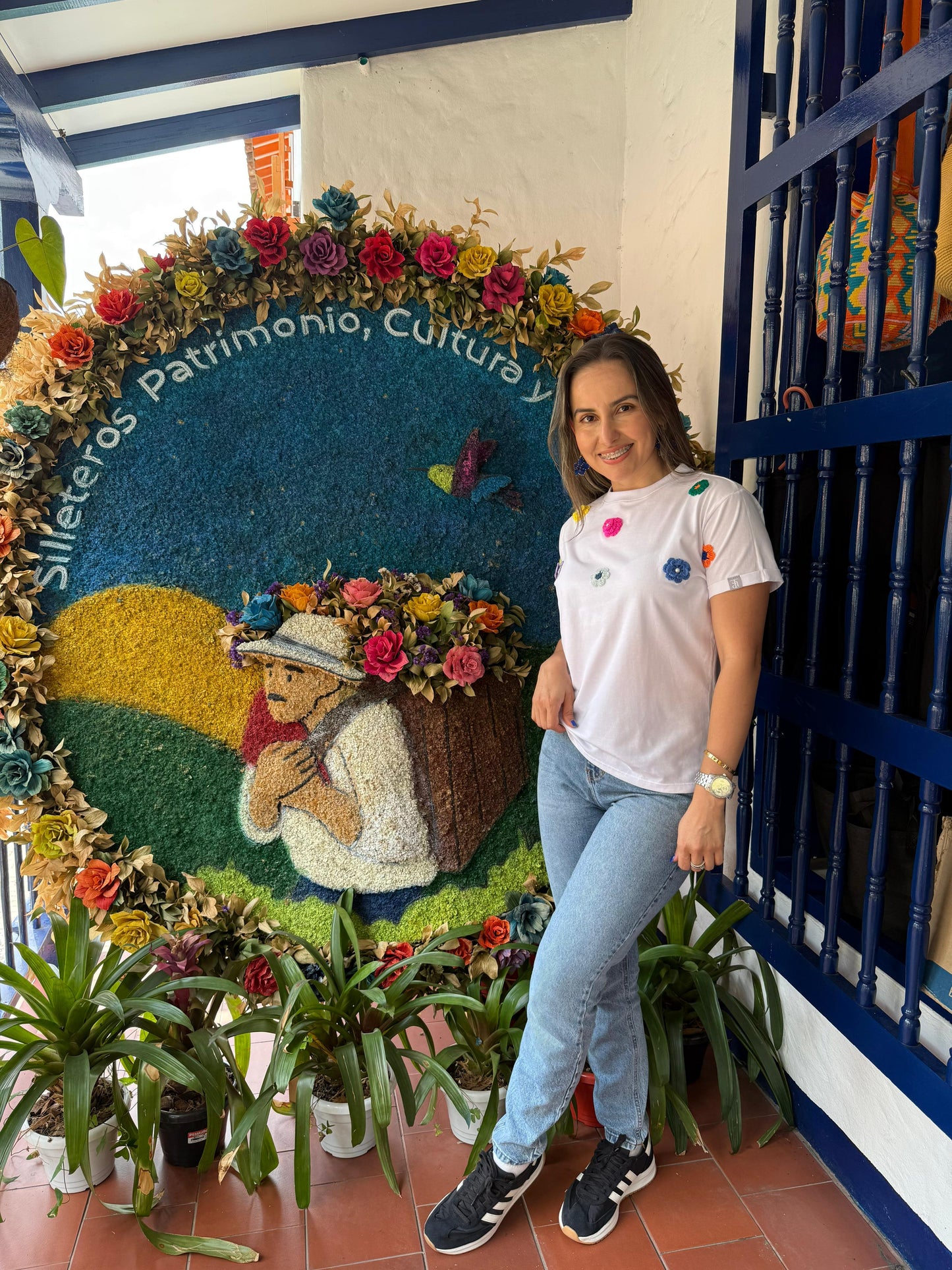 FLORECIDA CAMISETA BORDADA A MANO EN CROCHET