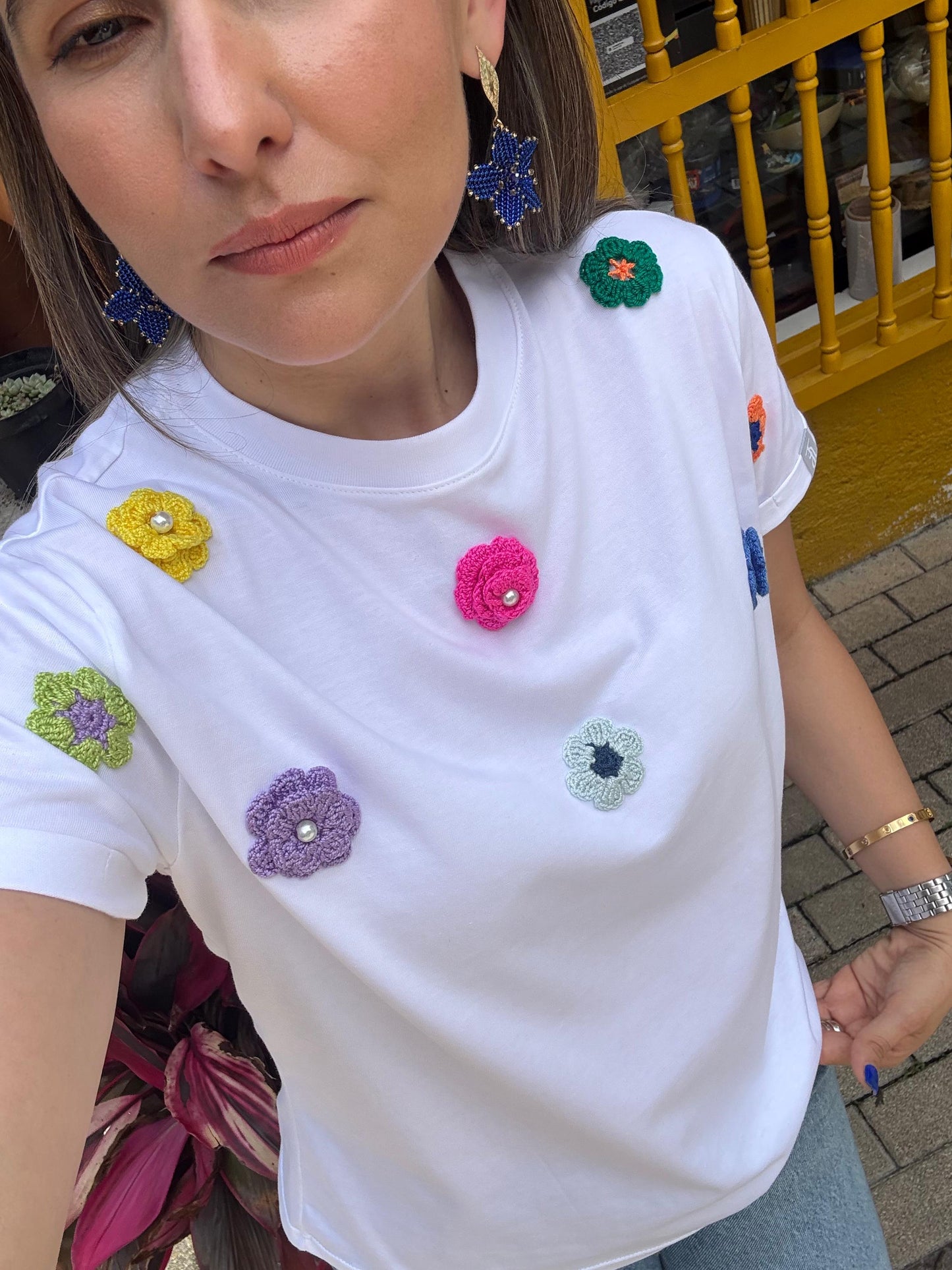 FLORECIDA CAMISETA BORDADA A MANO EN CROCHET