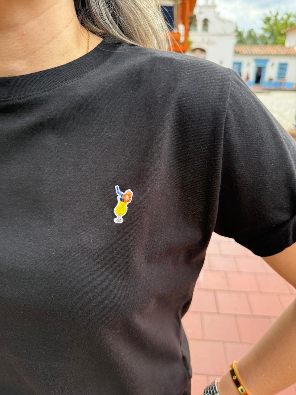 CAMISETA BORDADA A MAQUINA CÓCTEL
