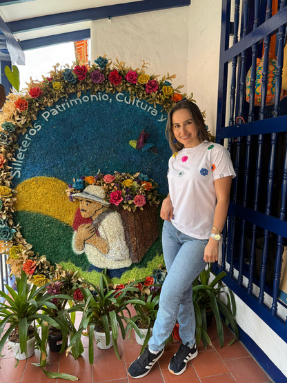 FLORECIDA CAMISETA BORDADA A MANO EN CROCHET