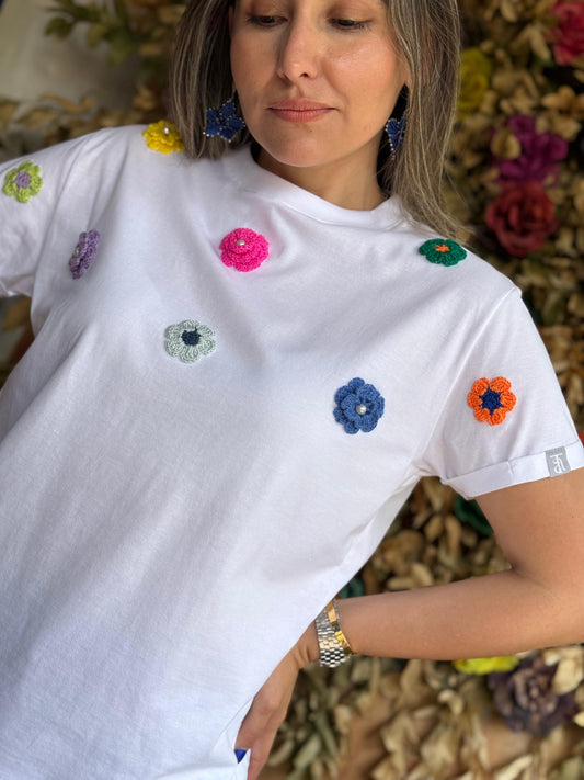 FLORECIDA CAMISETA BORDADA A MANO EN CROCHET