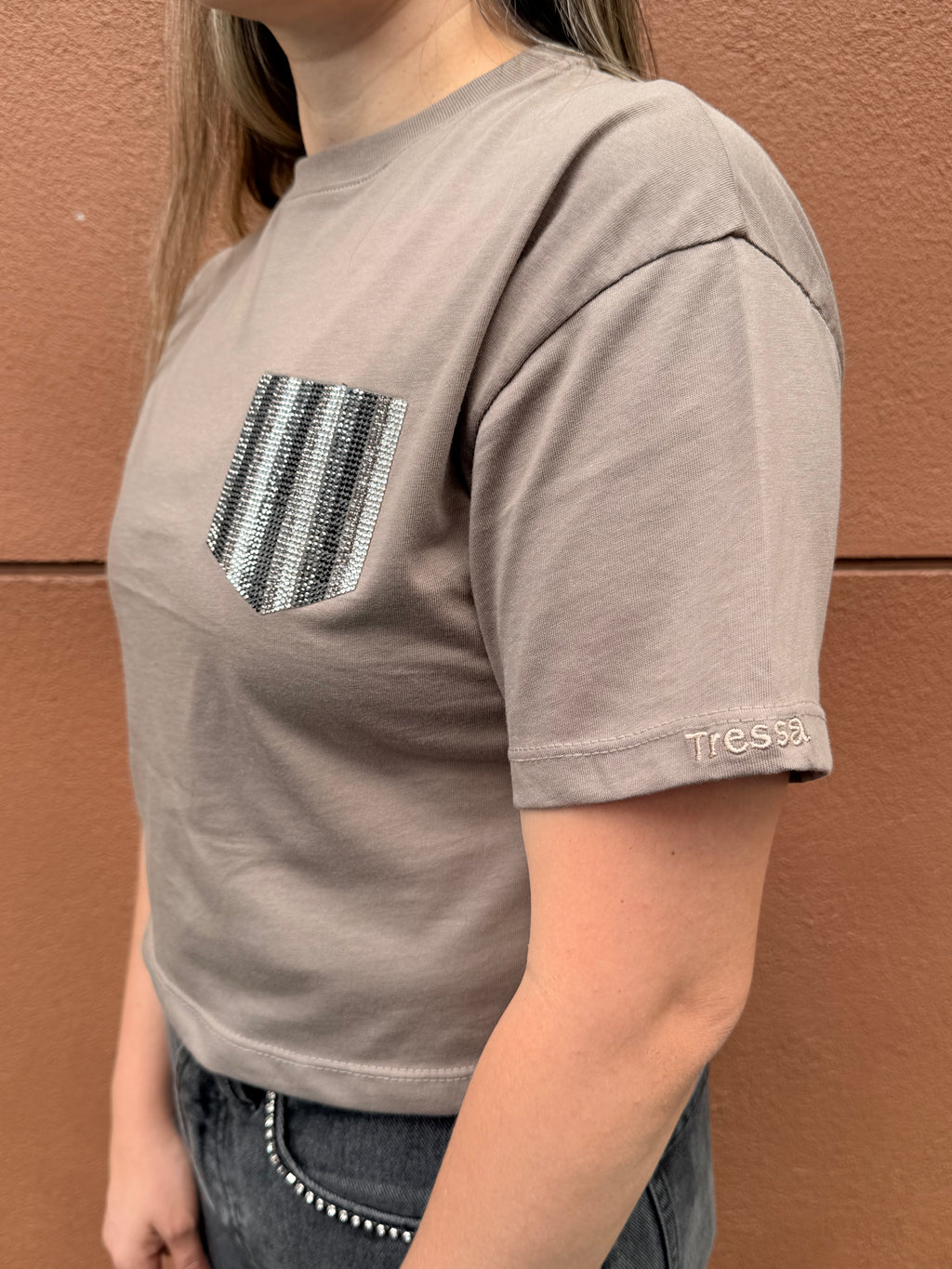 CAMISETA TIPO CROP BOLSILLO EN PEDRERÍA