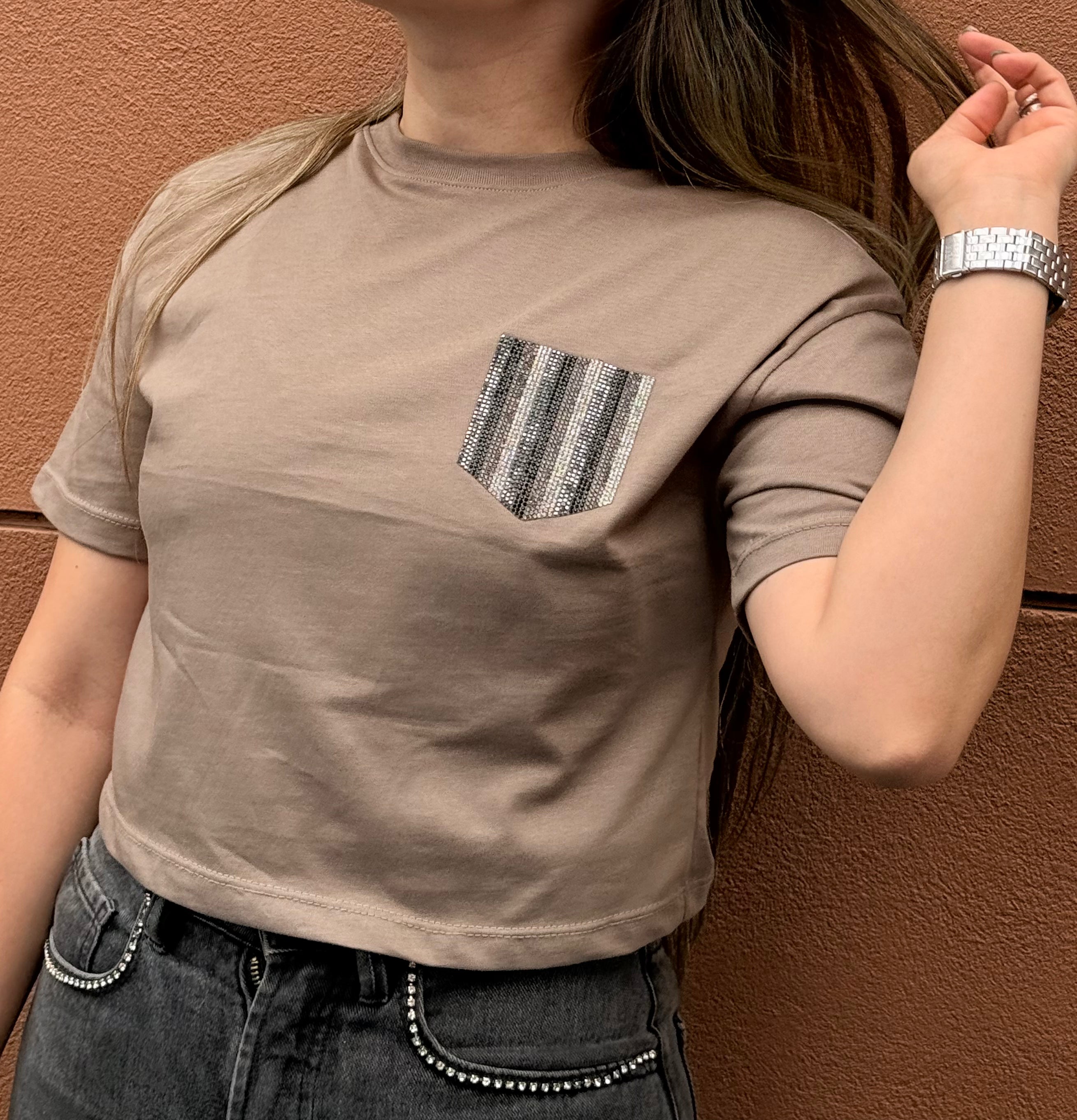 CAMISETA TIPO CROP BOLSILLO EN PEDRERÍA