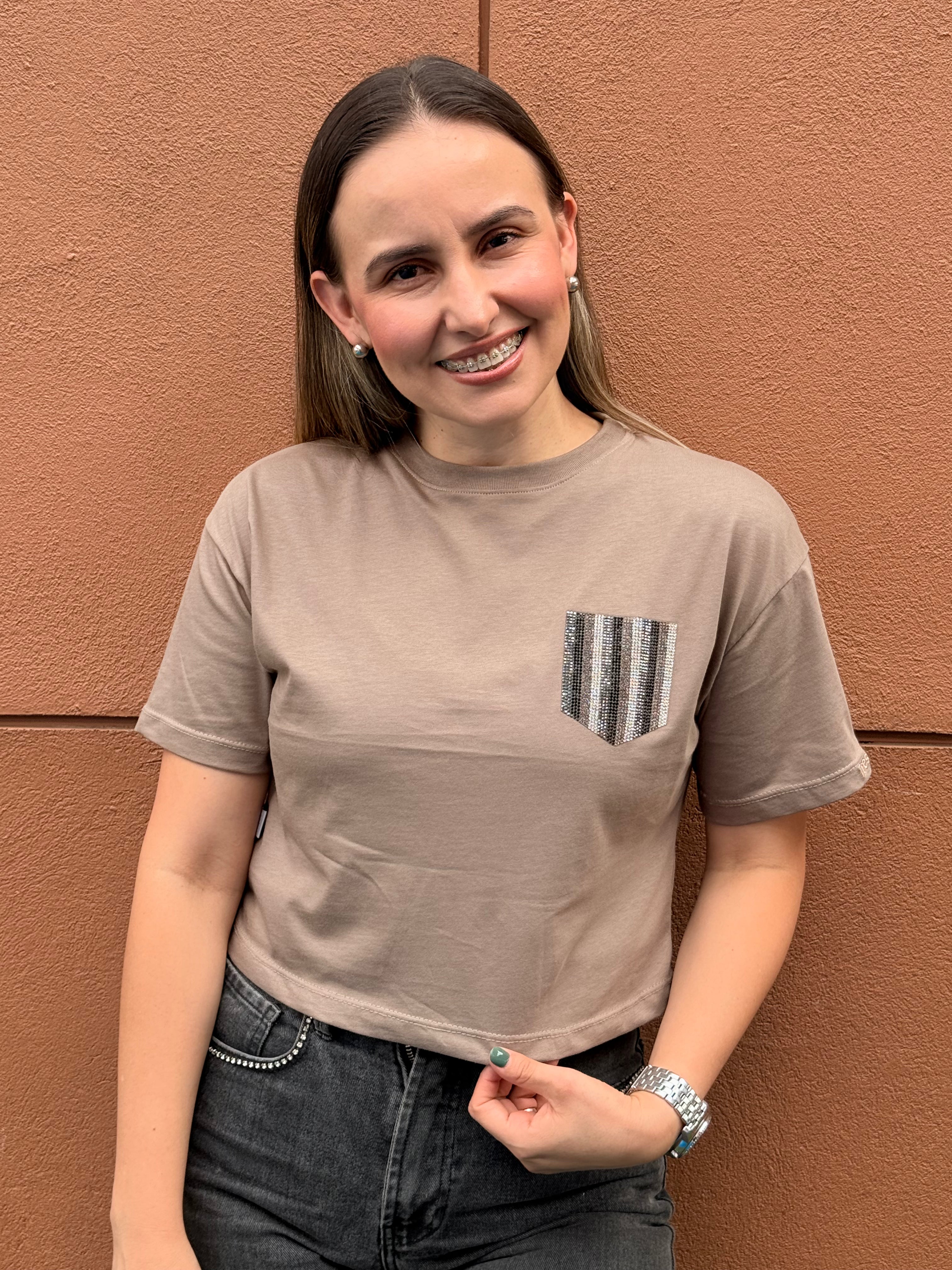 CAMISETA TIPO CROP BOLSILLO EN PEDRERÍA