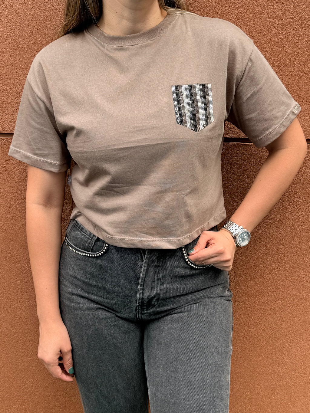 CAMISETA TIPO CROP BOLSILLO EN PEDRERÍA