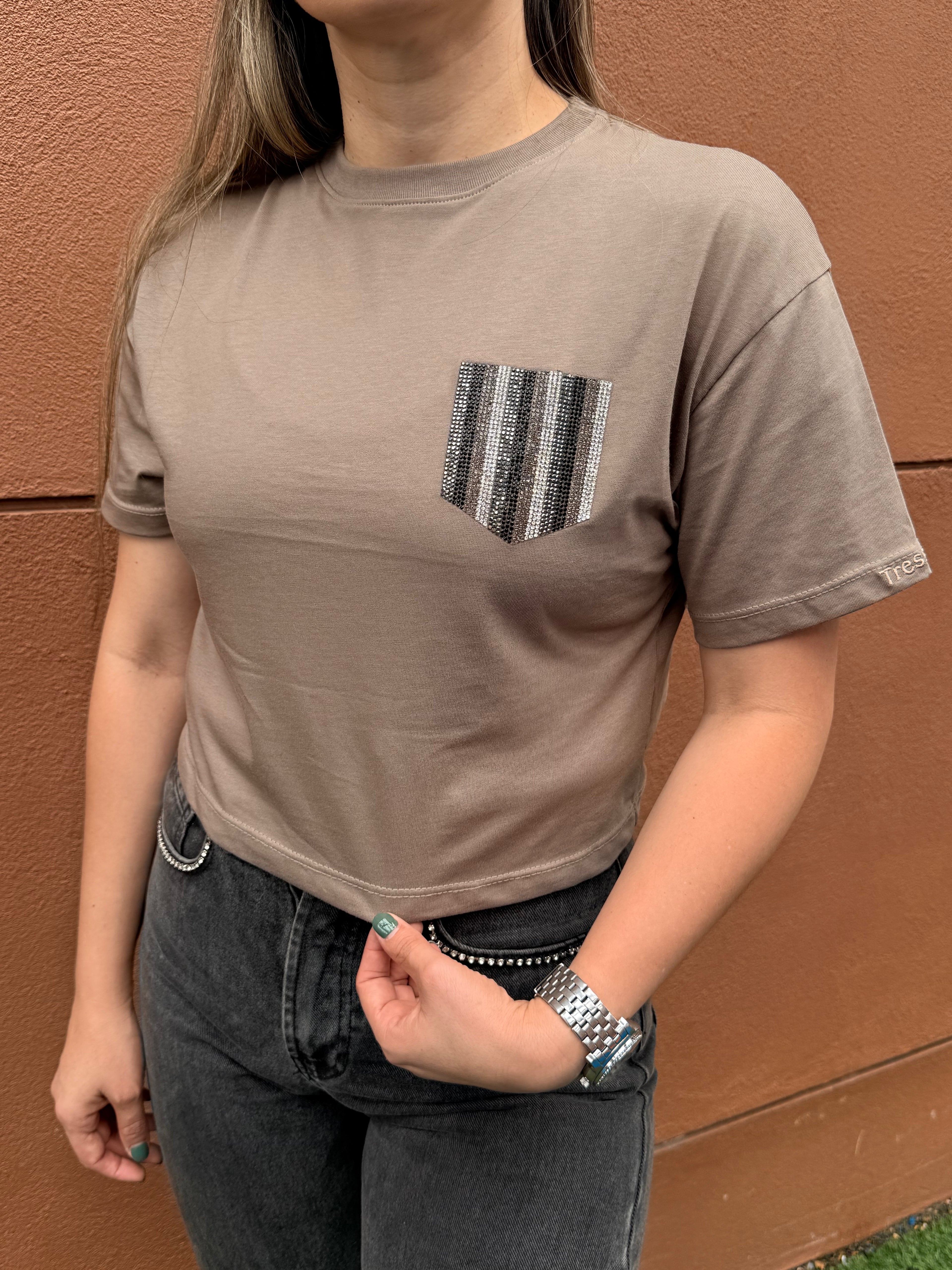 CAMISETA TIPO CROP BOLSILLO EN PEDRERÍA