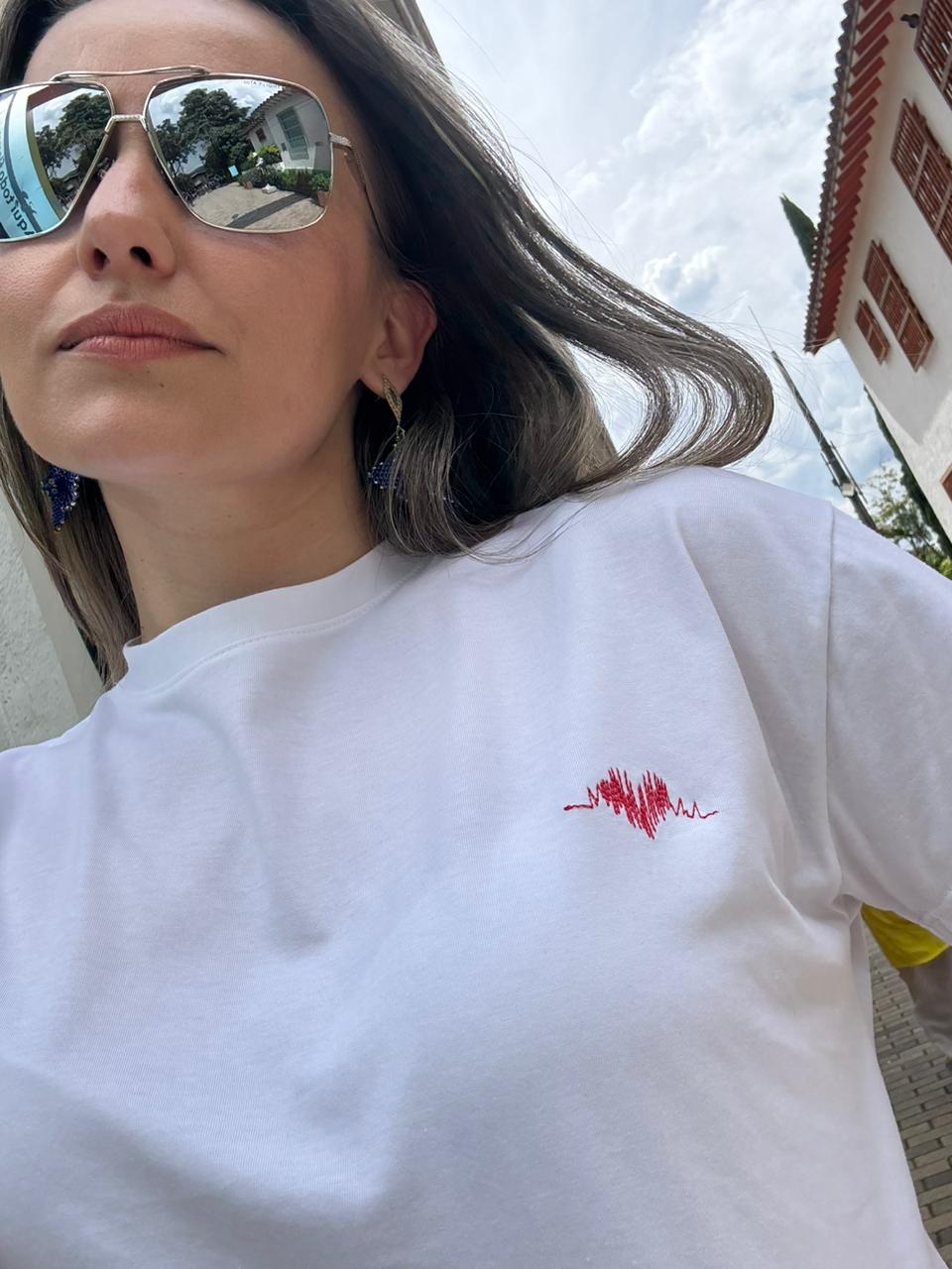 CAMISETA TIPO CROP CORAZÓN LATIENDO