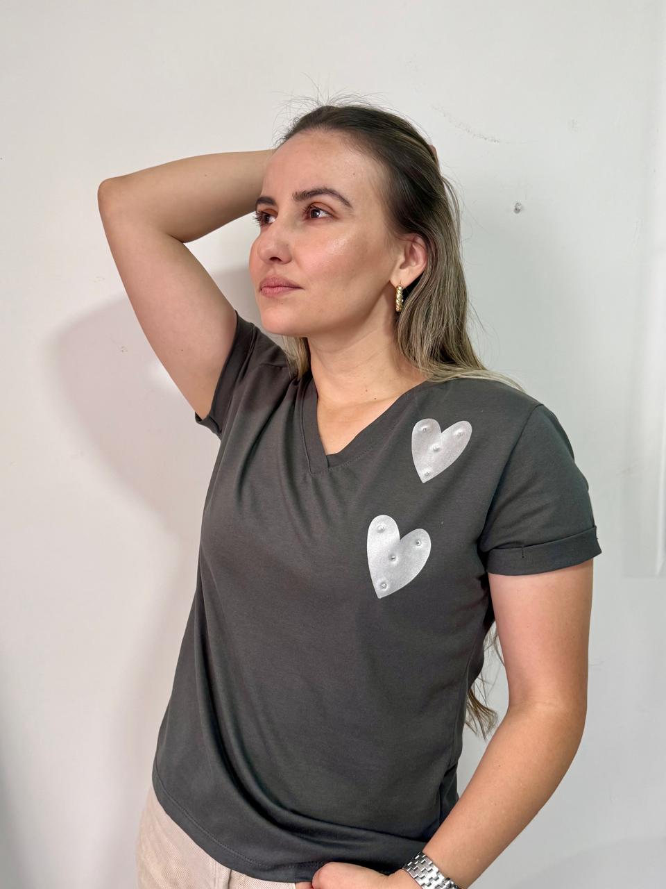 CAMISETA CORAZONES EN PEDRERÍA