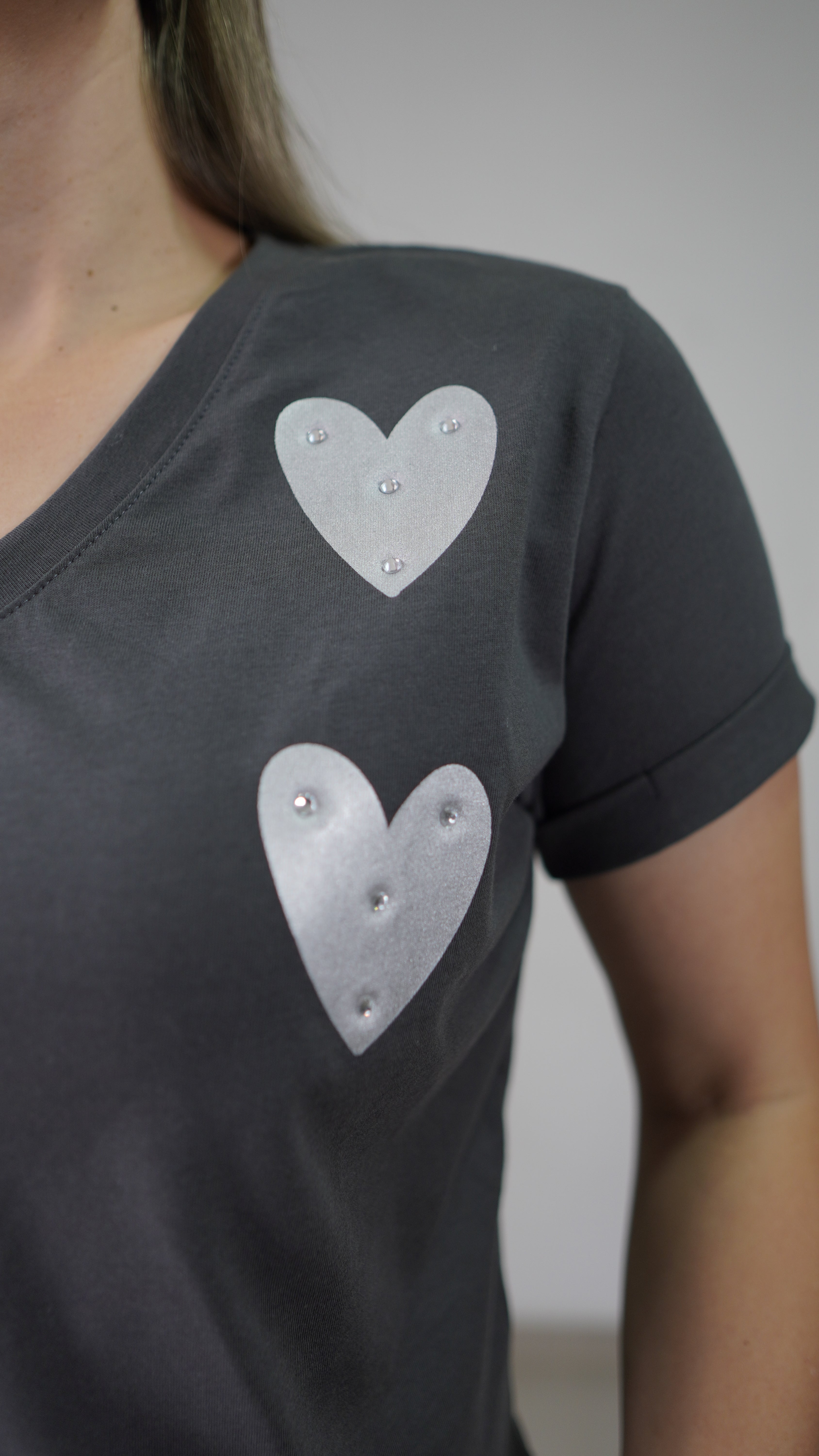 CAMISETA CORAZONES EN PEDRERÍA