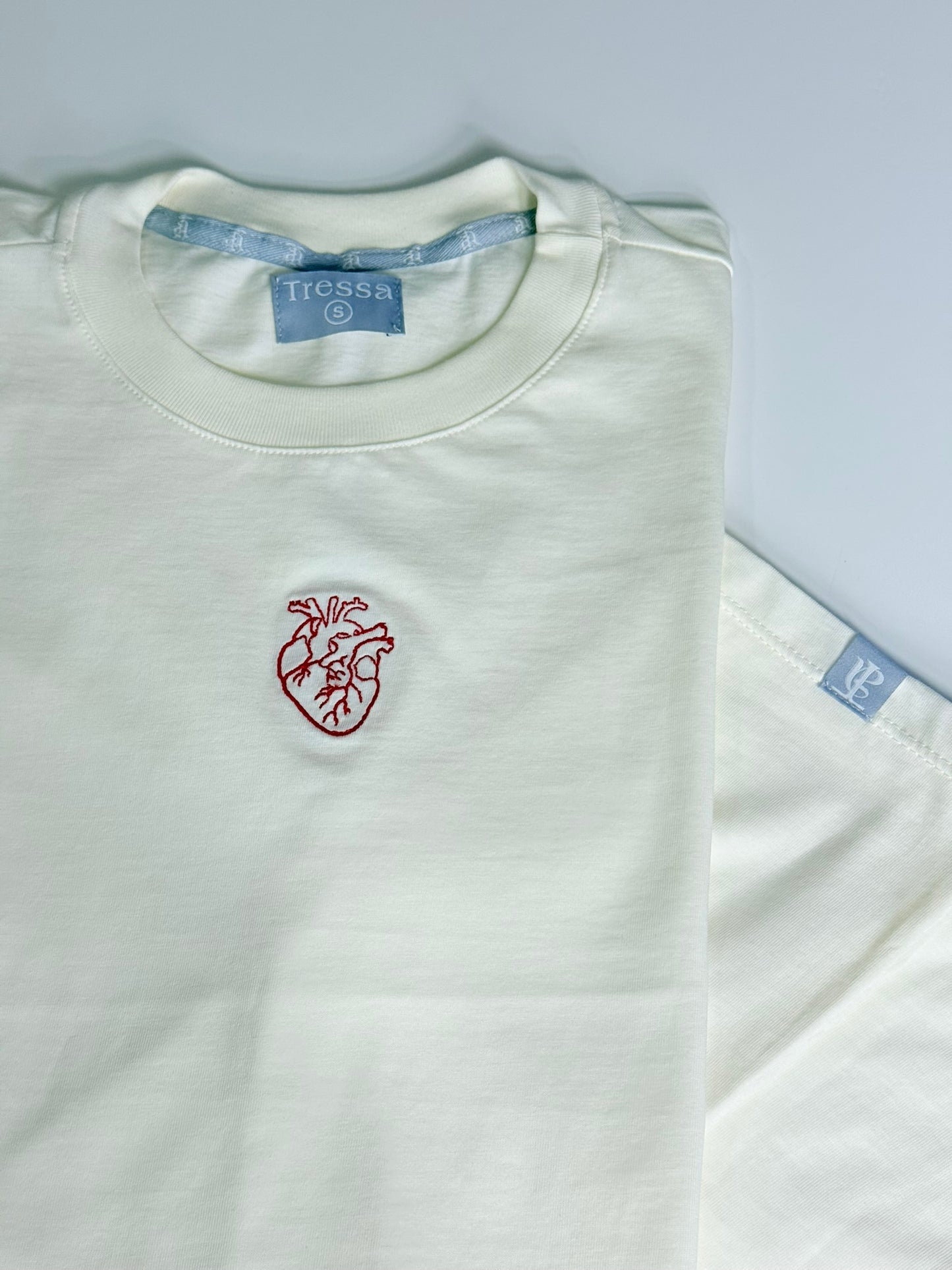 CAMISETA BORDADA A MAQUINA CORAZÓN ANATÓMICO