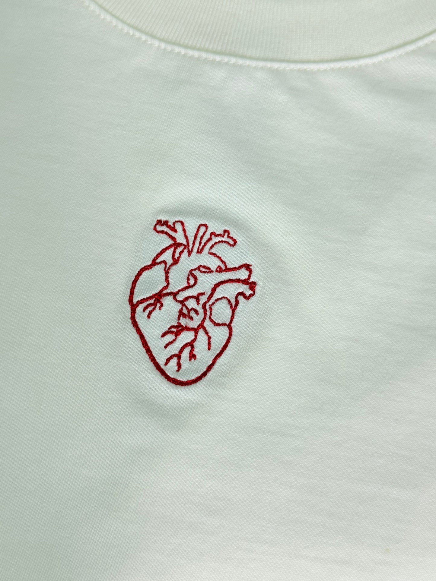 CAMISETA BORDADA A MAQUINA CORAZÓN ANATÓMICO