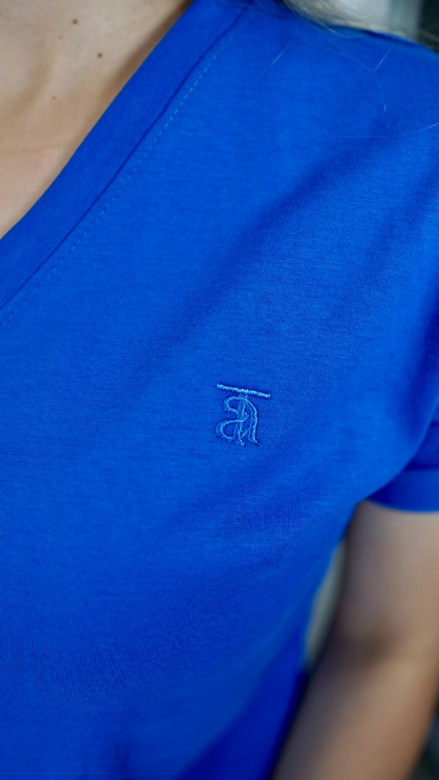 CAMISETA CLÁSICA CUELLO  "V"