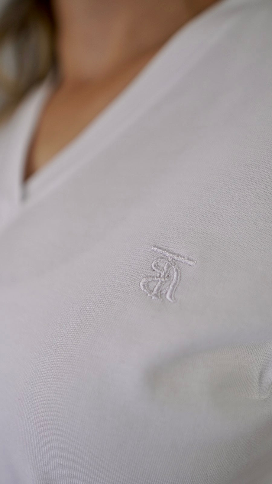 CAMISETA CLÁSICA CUELLO  "V"