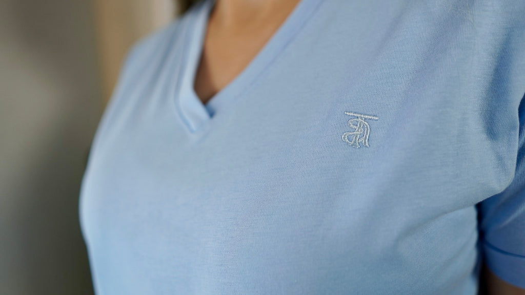 CAMISETA CLÁSICA CUELLO  "V"