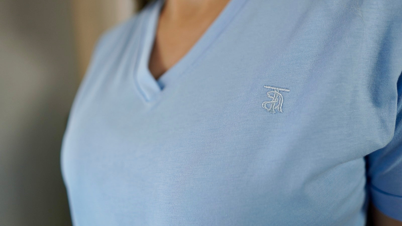 CAMISETA CLÁSICA CUELLO  "V"