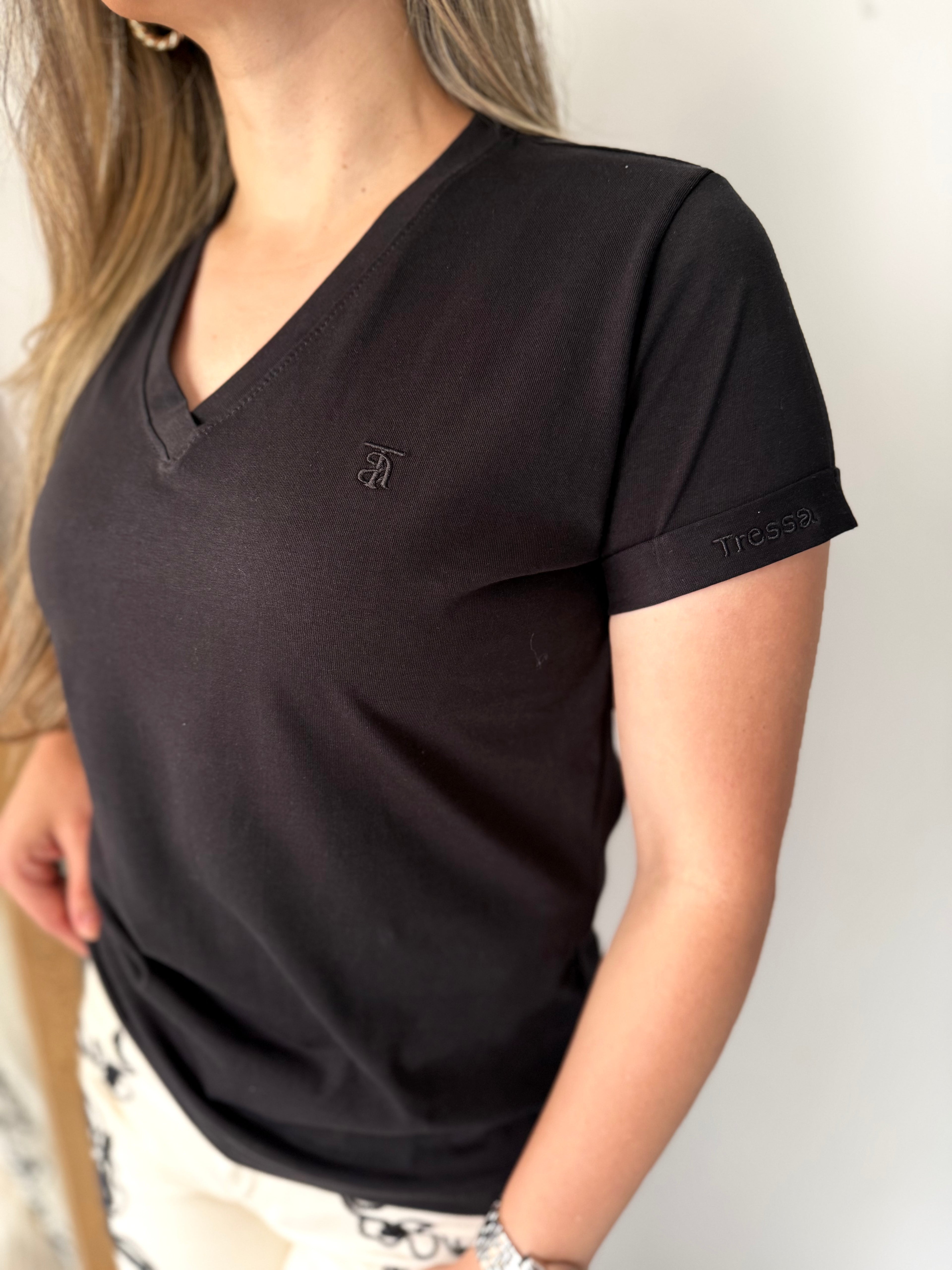 CAMISETA CLÁSICA CUELLO  "V"