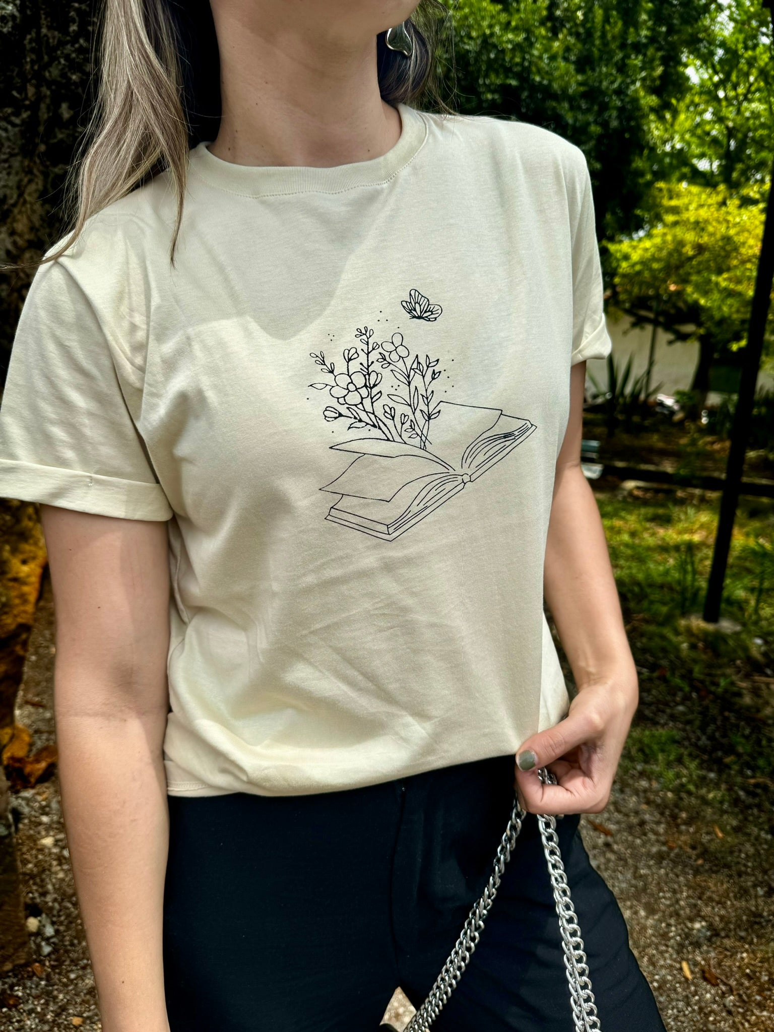 CAMISETA LEER TE HACE FLORECER