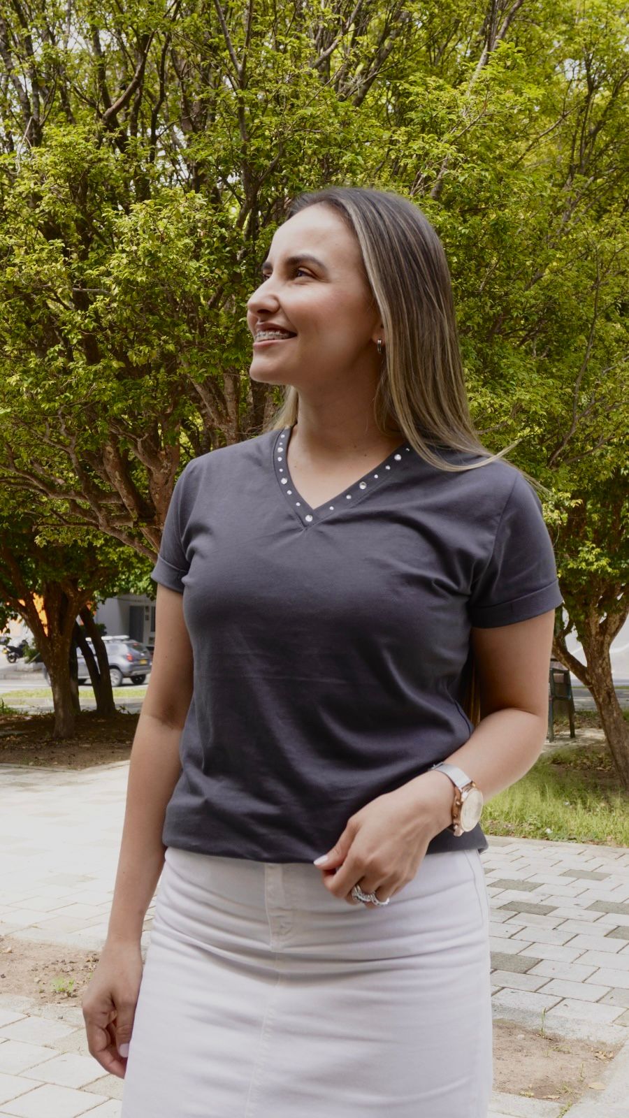CAMISETA CUELLO EN PEDRERÍA
