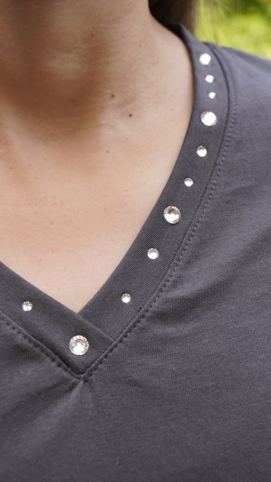 CAMISETA CUELLO EN PEDRERÍA