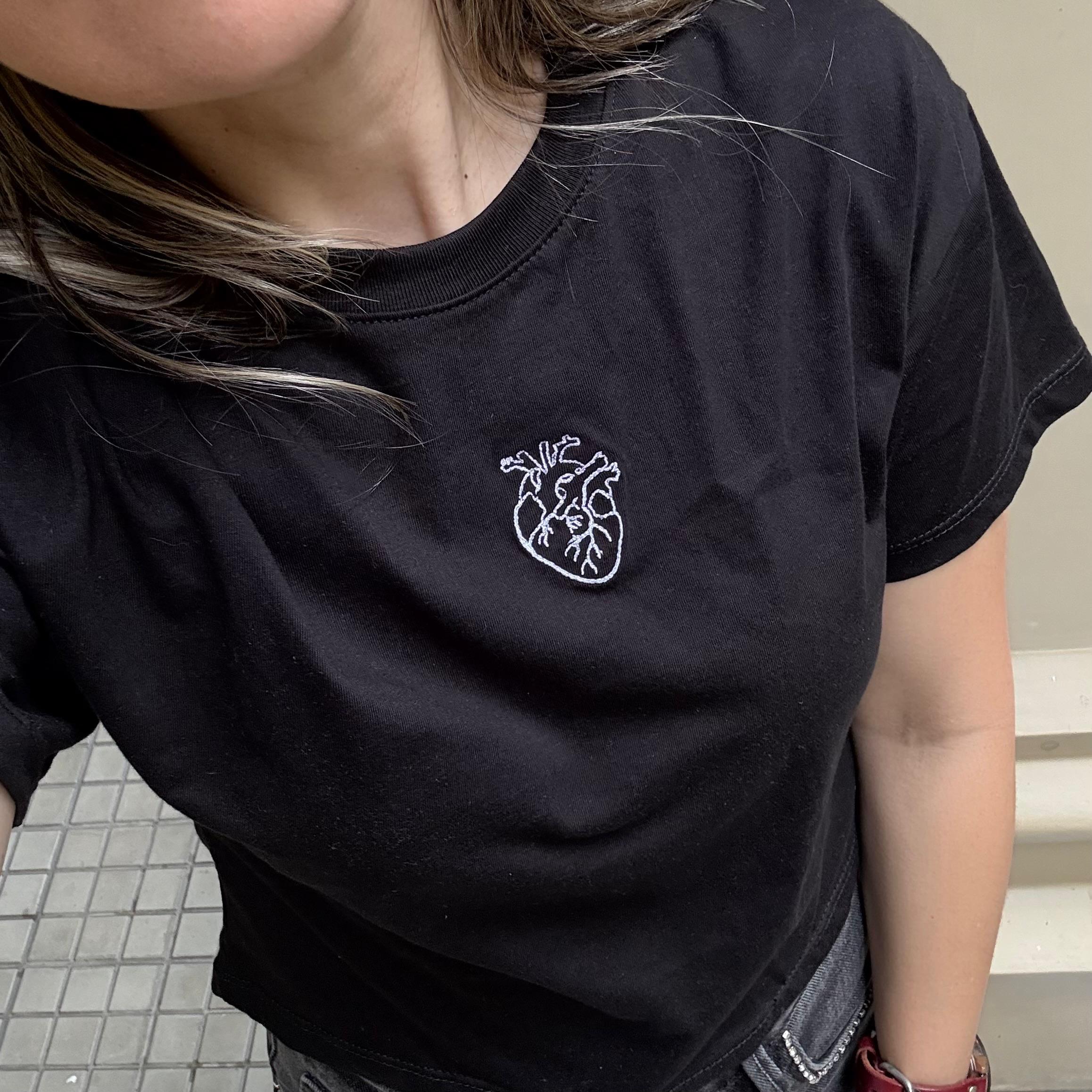 CAMISETA CROP CORAZON ANATÓMICO