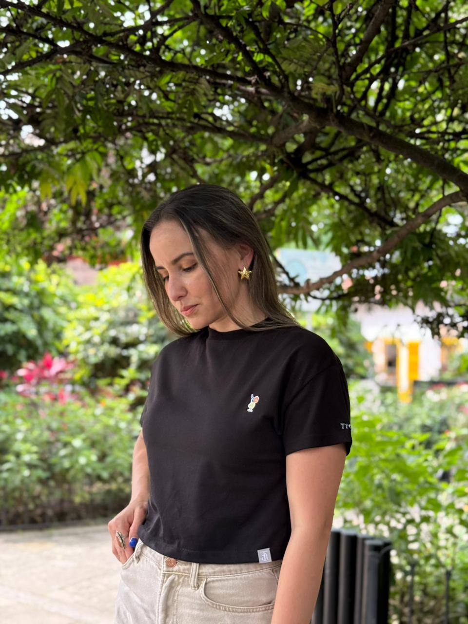 CAMISETA TIPO CROP CÓCTEL